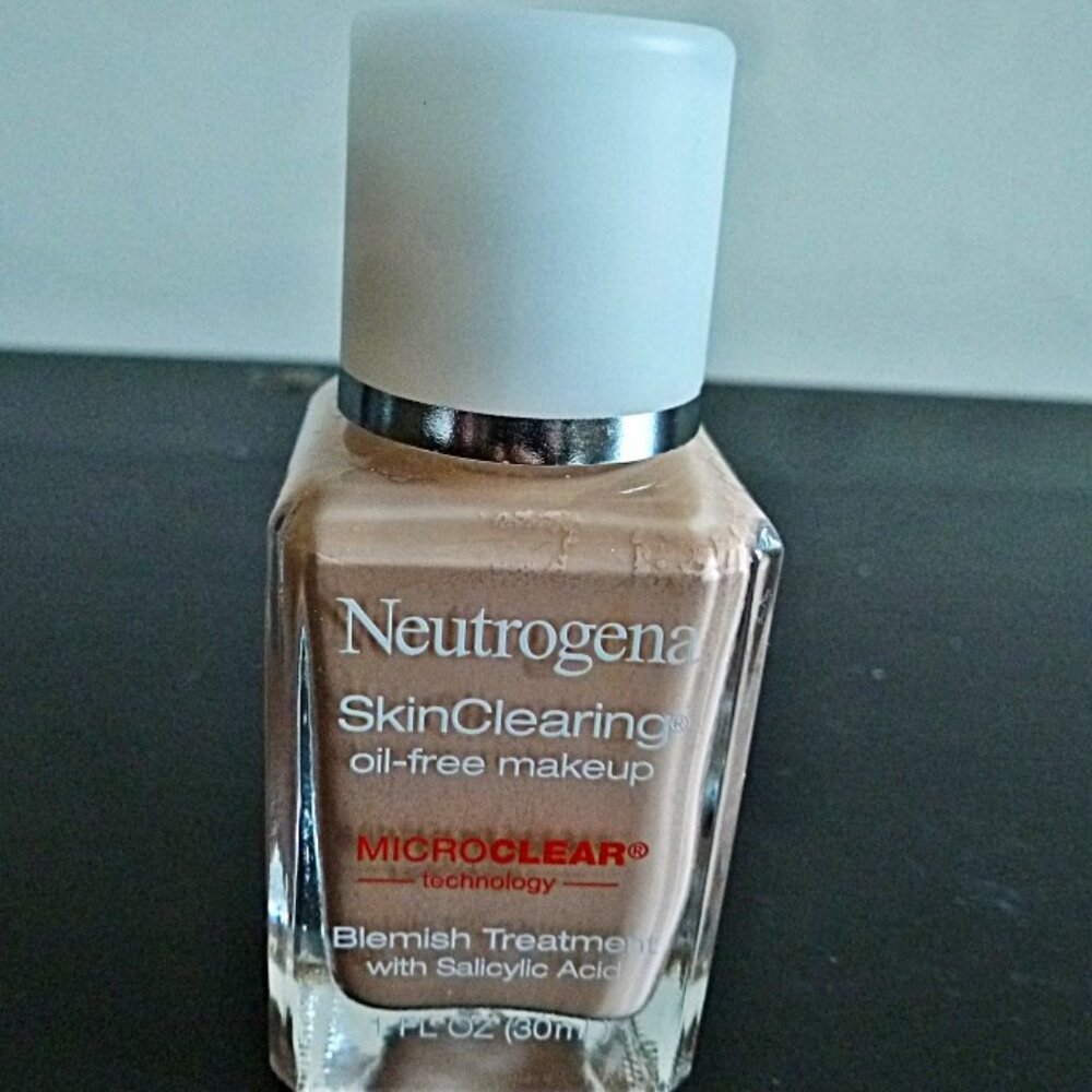 NWOT Neutrogena SkinClearing Acne Fighting Liquid Foundation with Salicylic Acid